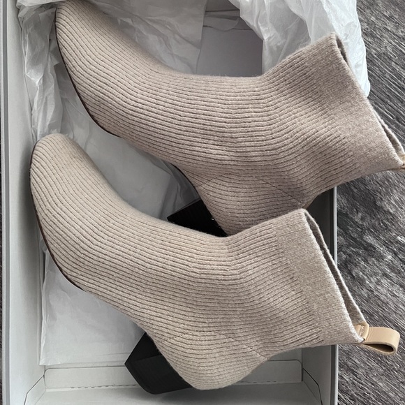 Everlane Shoes - NWB Everlane Women’s Glove Boot Size 8 Oatmeal Wool